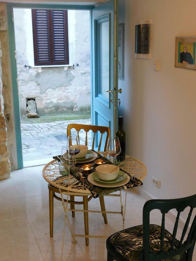 Bezauberndes Steinhaus Mit Garten In Der Altstadt Von Rovinj Extérieur photo